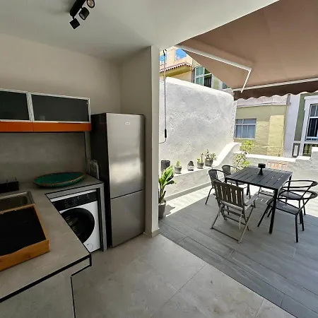 Сasa de vacaciones Modern Town House Near With Sunny Terrace *