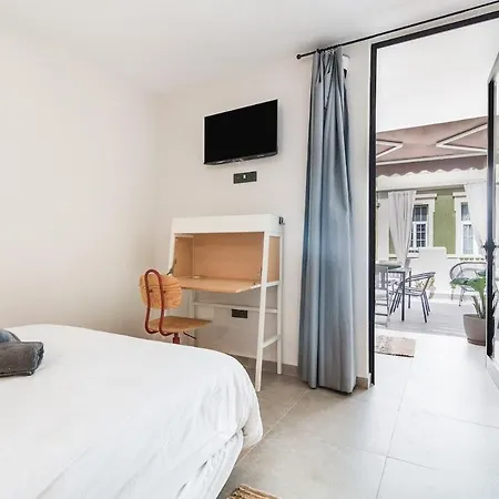 Сasa de vacaciones Modern Town House Near With Sunny Terrace