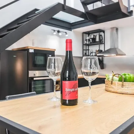 Semesterbostad Modern Town House Near With Sunny Terrace *