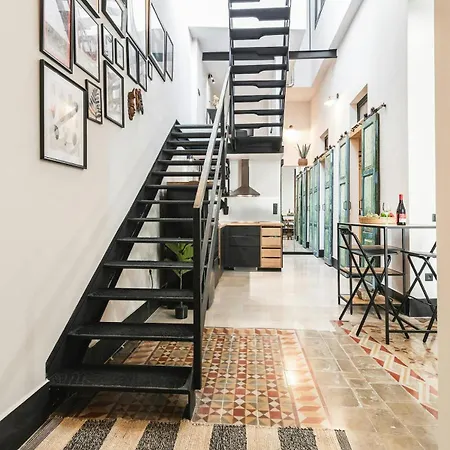 Сasa de vacaciones Modern Town House Near With Sunny Terrace *