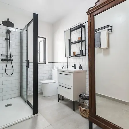 Сasa de vacaciones Modern Town House Near With Sunny Terrace *