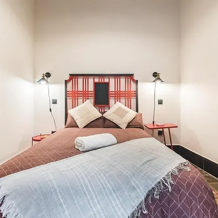 Modern Town House Near With Sunny Terrace Сasa de vacaciones