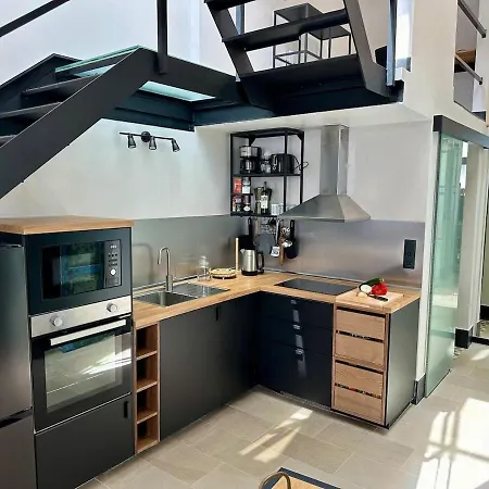Modern Town House Near With Sunny Terrace Сasa de vacaciones
