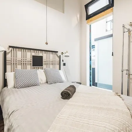 Semesterbostad Modern Town House Near With Sunny Terrace
